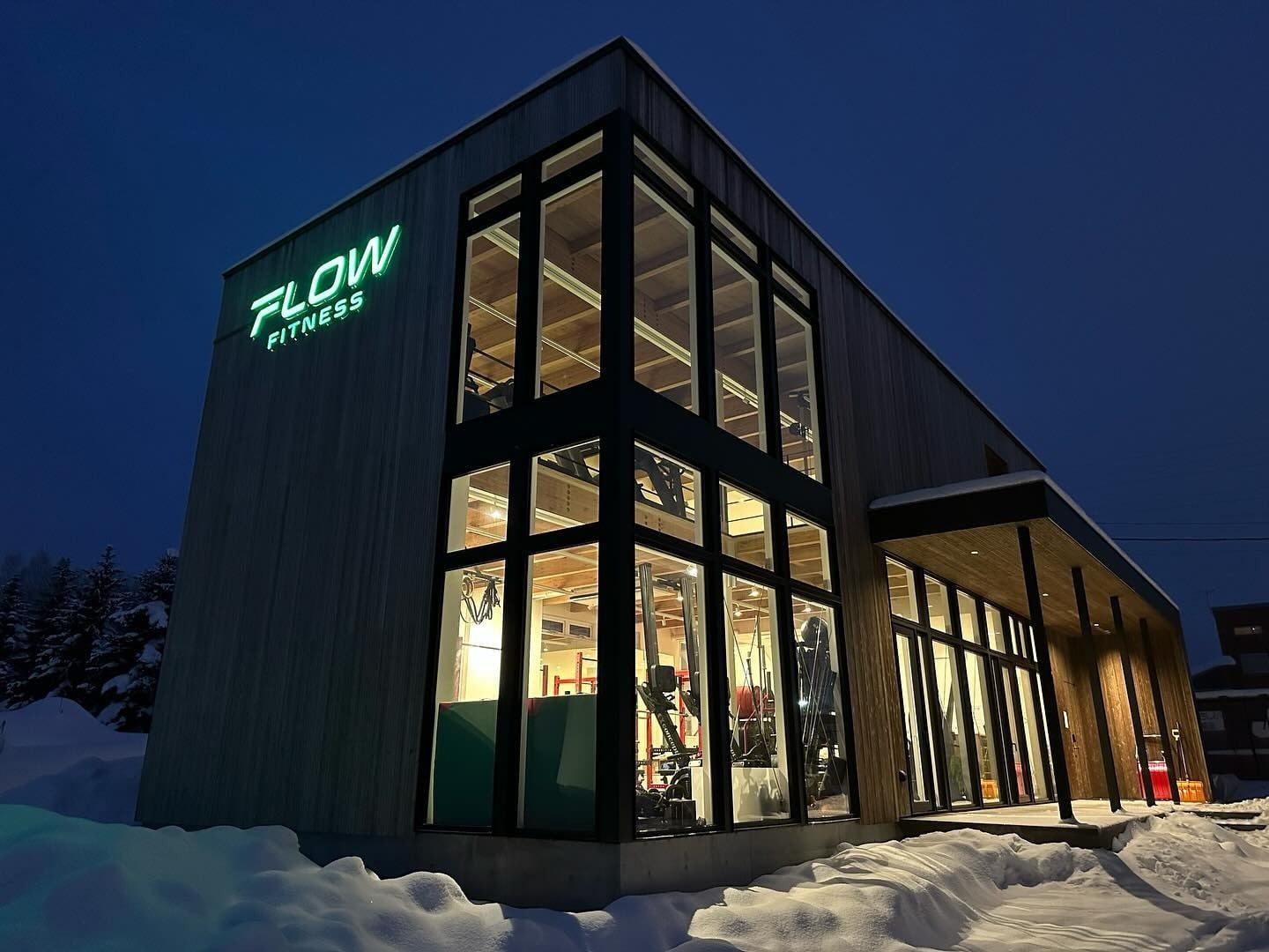 雪浪旗下 Flow Fitness Niseko 健身房冬夜外觀，二世古在地唯一健身房